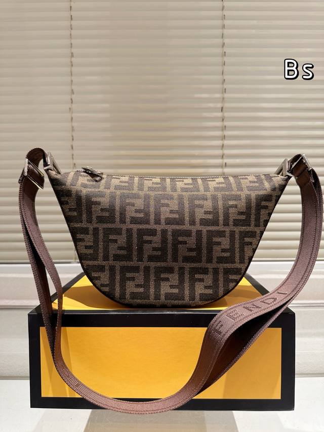with gift box Size: 31.19Cm Fendi looks good from every angle New crossbody bag