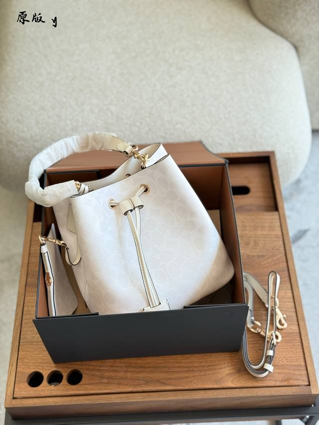 Coach's June new bucket bag Coach's June new bucket bag Rowan Bucket is really h