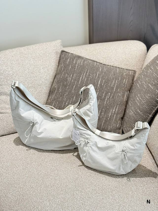 Lulu0's new Slouchy croissant bag looks better when carried on the body Size: 38