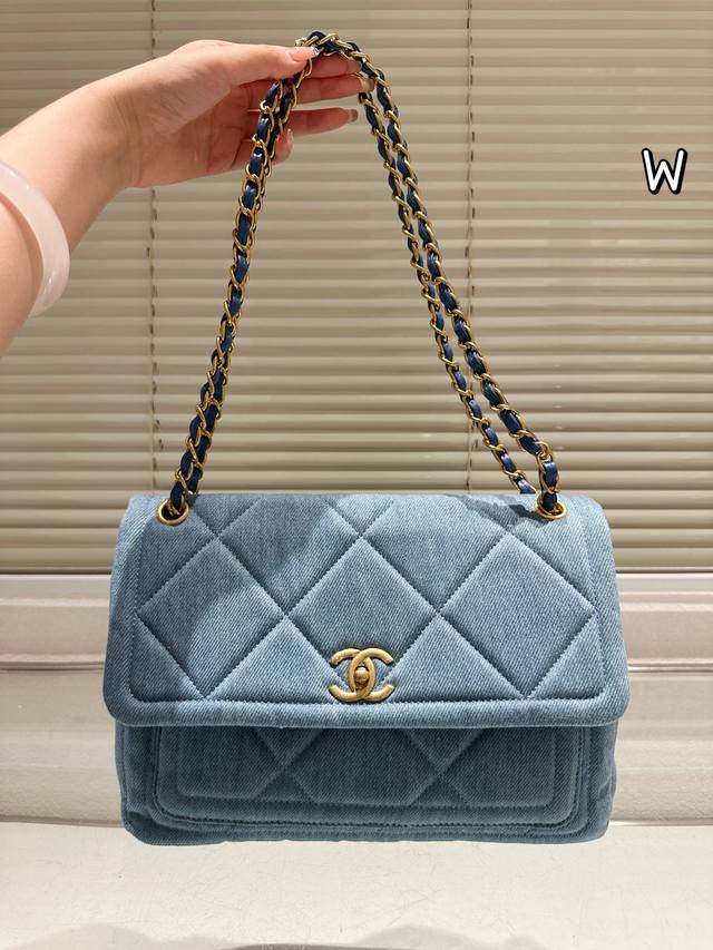 Original cloth Chanel This bag combines all the classic elements of Chanel, such
