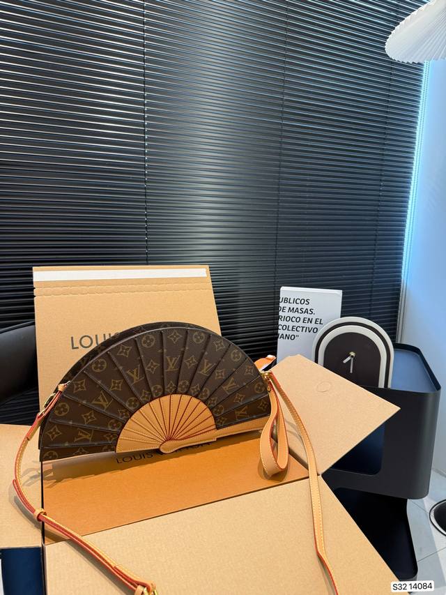 with airplane box folding box old flower fan bag Lv Fan handbag is made of Monog