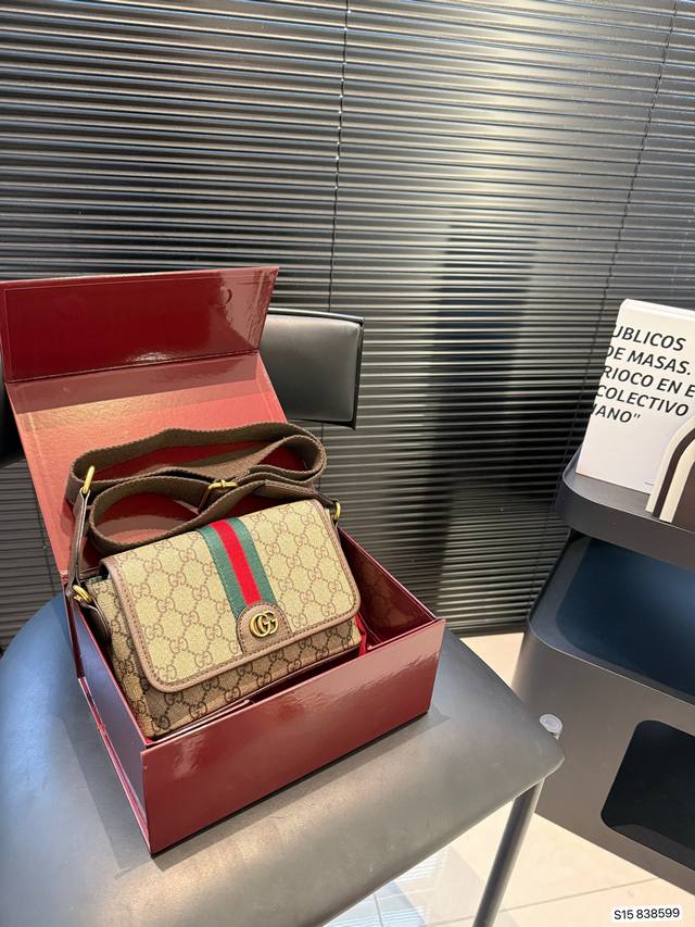 with folding box Cool camera bag Gucci. New arrival Gucci bag is a whole beauty