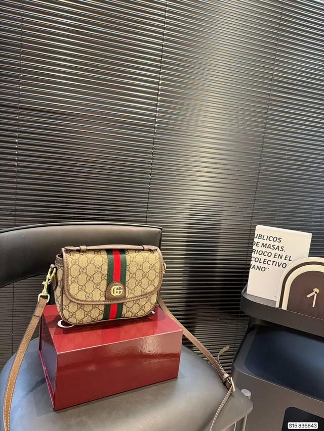 with folding box Cool camera bag Gucci. New arrival Gucci bag is a whole beauty