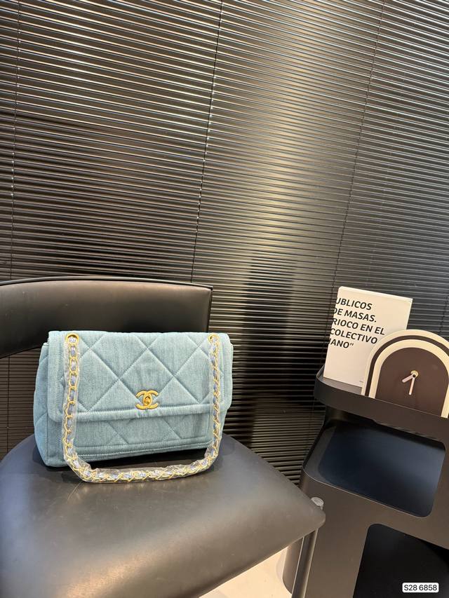 Chanel denim chain bag Simple and versatile with high appearance First choice fo