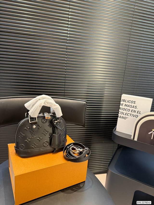 with folding box Lv shell bag This versatile classic handbag is still very popul