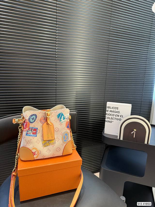 with box Lv bucket bag. Really high-end daily commuting is simply a perfect matc