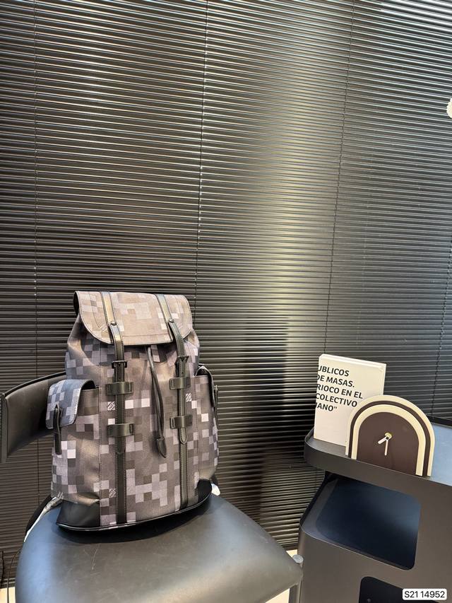 Lv backpack is shipped. It is a super wear-resistant and practical style with a