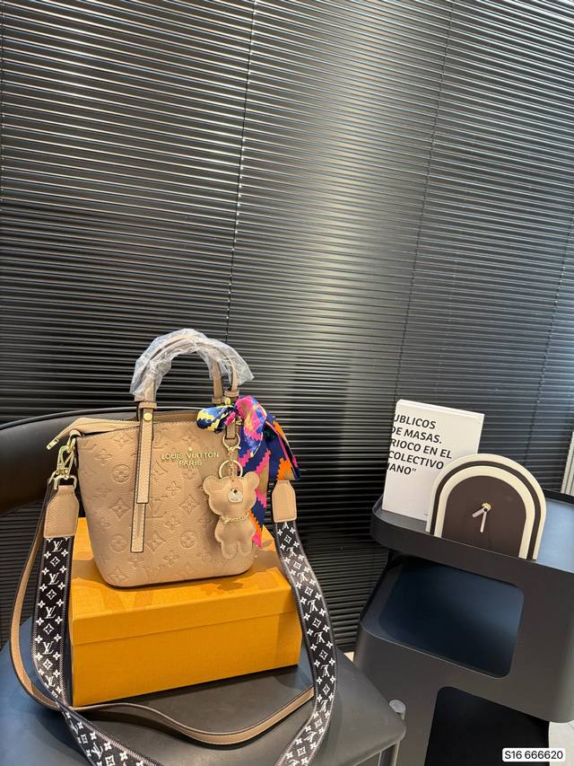 with box Lv tote The texture is bursting with beauty The upper body is really to