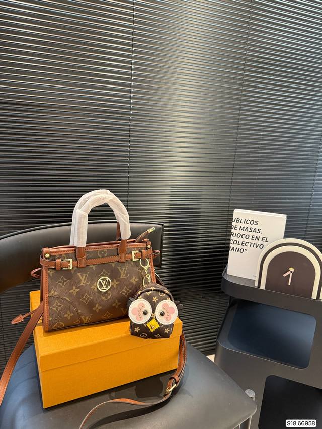 with box Lv square bag This bag is really simple and looks better and better. Th