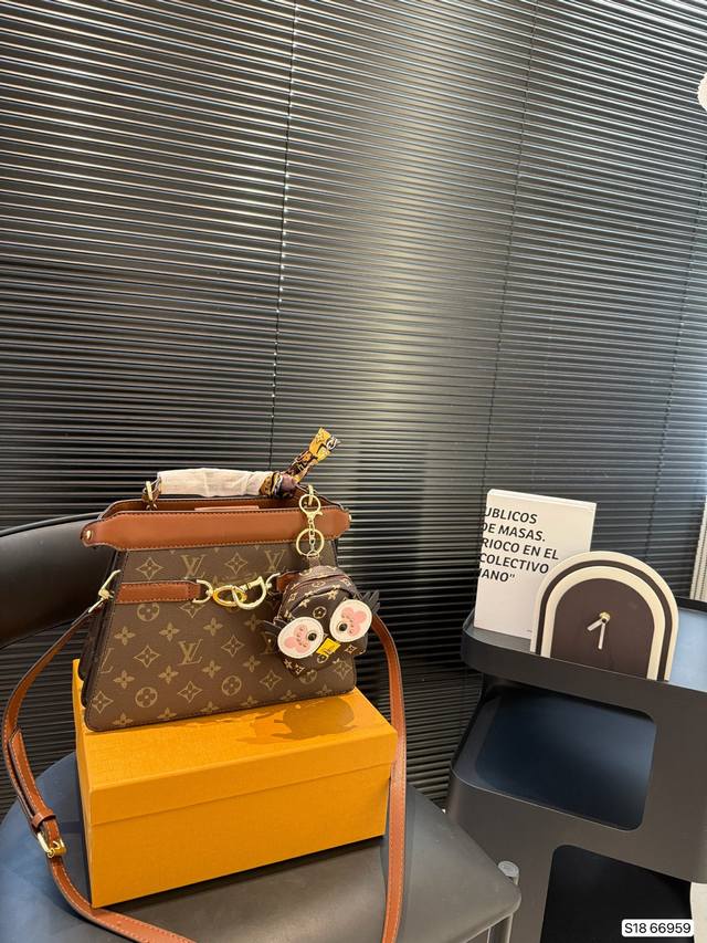 with box Lv square bag This bag is really simple and looks better and better. Th