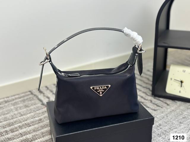 Prada armpit bag Hobo full of different handsomeness sweet and cool girls must w