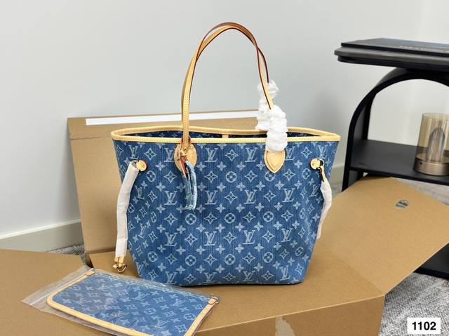 Neverfull Medium Bag M13192 New for the season This Neverfull Medium Bag is made