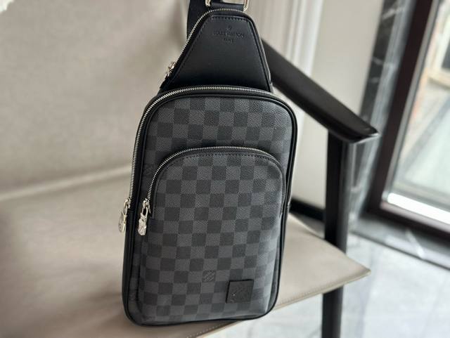 Pure black Others Size: 31 20Cm L Men's chest bag A very comfortable one to carr