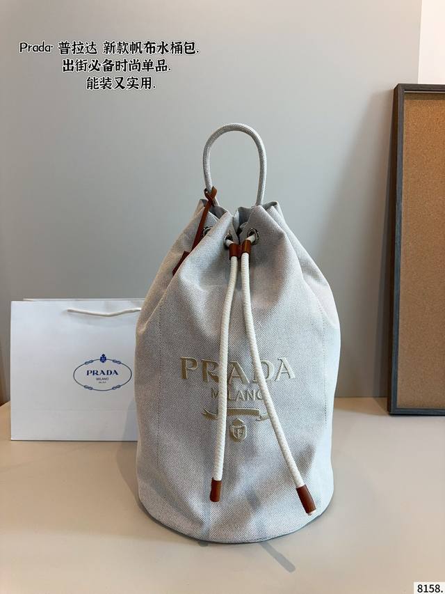 Prada canvas underarm bucket bag Easily interprets retro fashion The bag is wide