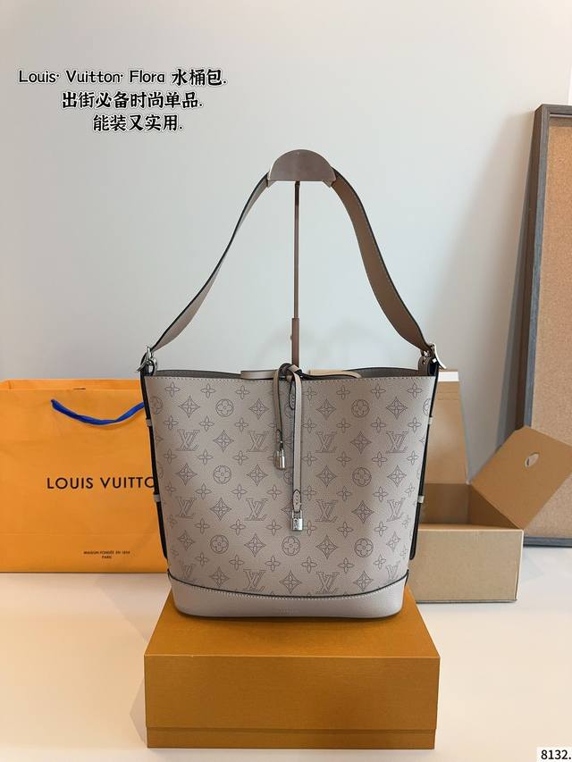 Lv new moon goddess bucket bag. Really high-end, perfect for daily commuting Sal