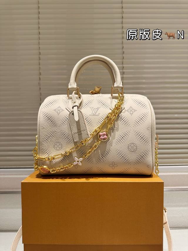 gift box top leather Lv Speedy 25cm pillow bag. No matter the style, the lining