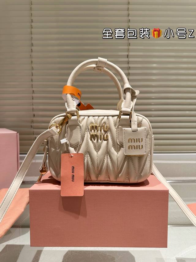 Retro-edition Miumiu - Softy Padded The new Softy Padded bag is a reinterpretati