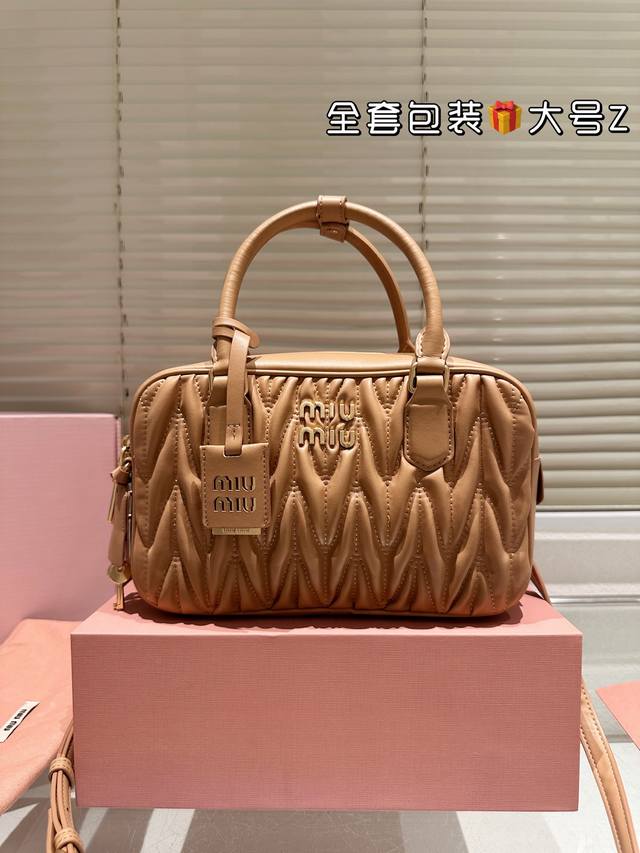 Retro-edition Miumiu - Softy Padded The new Softy Padded bag is a reinterpretati