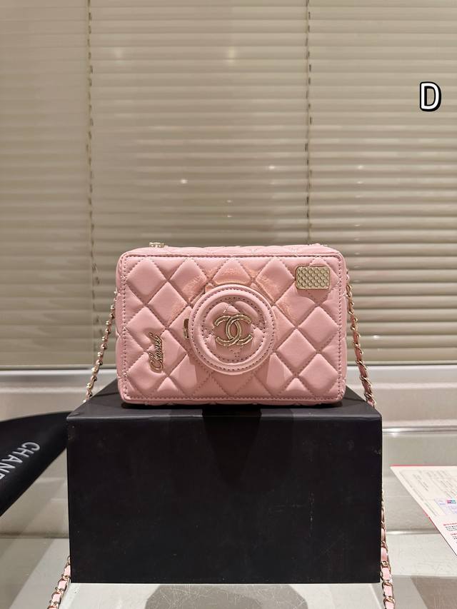The camera bag that Wang Yibo liked at the Chanel fashion show in Paris Chanel S