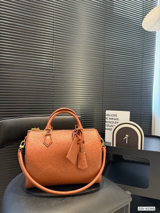 Capucines's new products are always exciting. This time, the ostrich leather exq