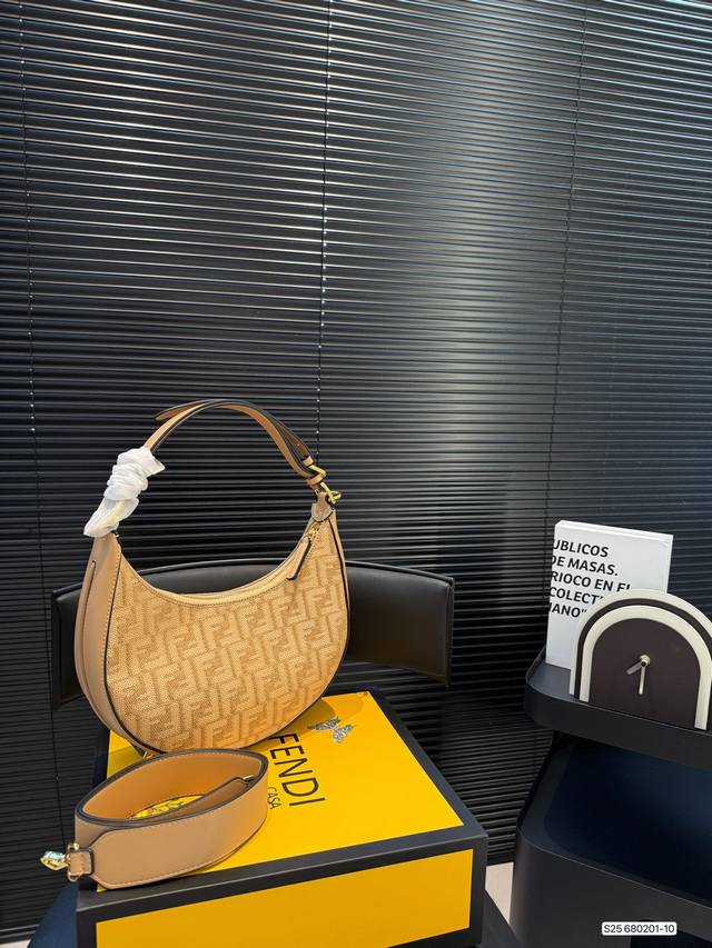 with folding box Fendi half-moon bag underarm bag The metal design of the logo o