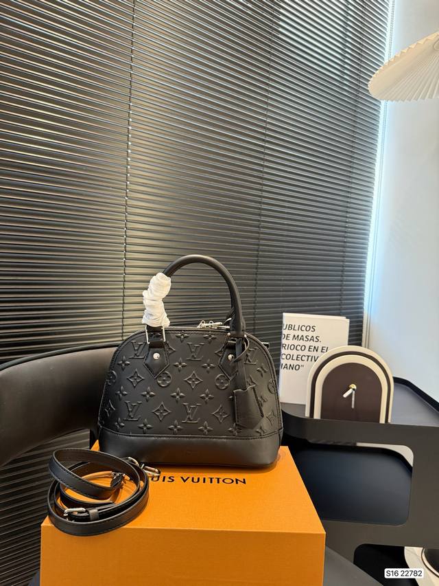 Lv Shell Bag This versatile classic handbag is still very popular among modern g