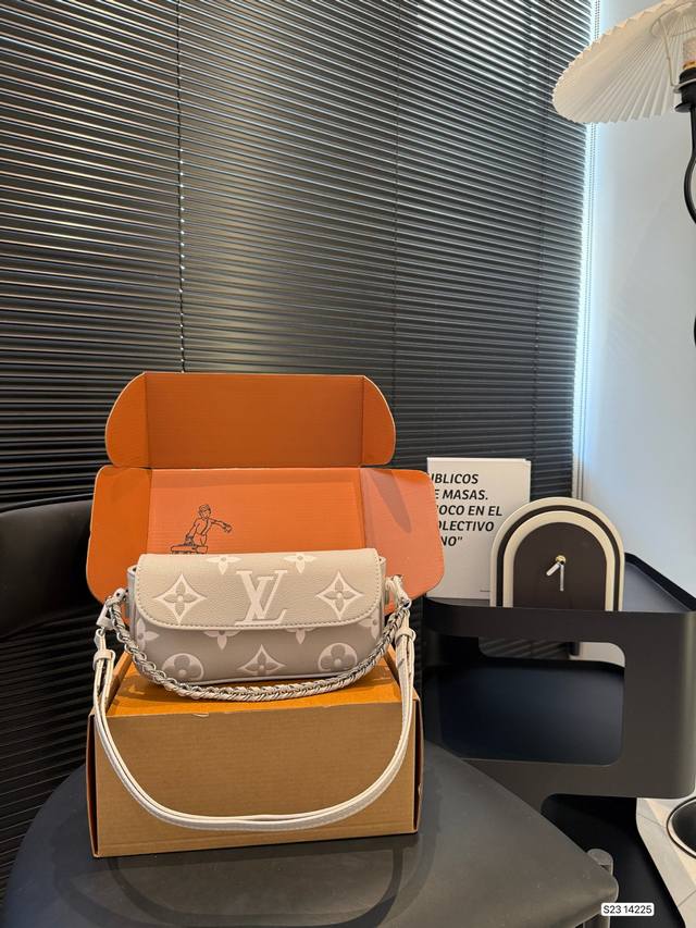 with airplane box folding box Lv underarm bag messenger bag Cool and sassy low-k