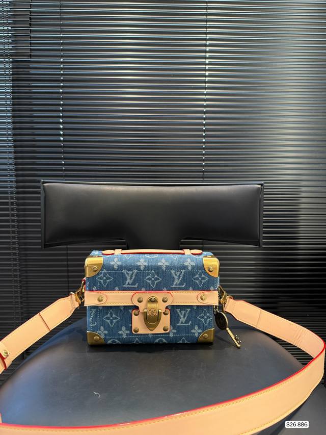 Lv soft case Side Trunk Summer is coming and it's time to be fancy