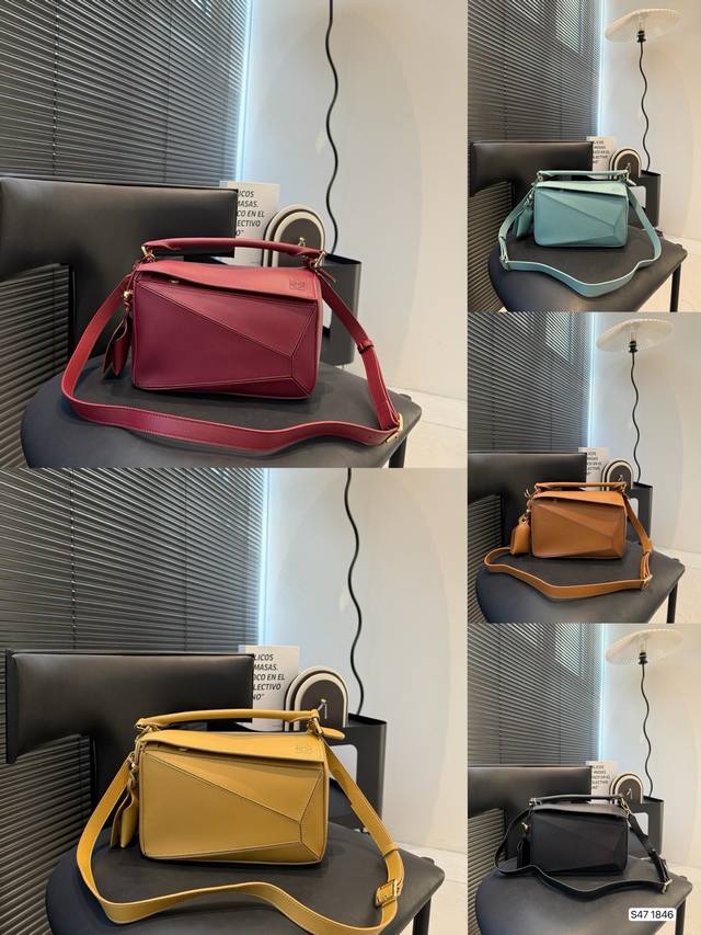 Loewe Puzzle now has a new bag. Fans of the Loewe geometric bag family must be d