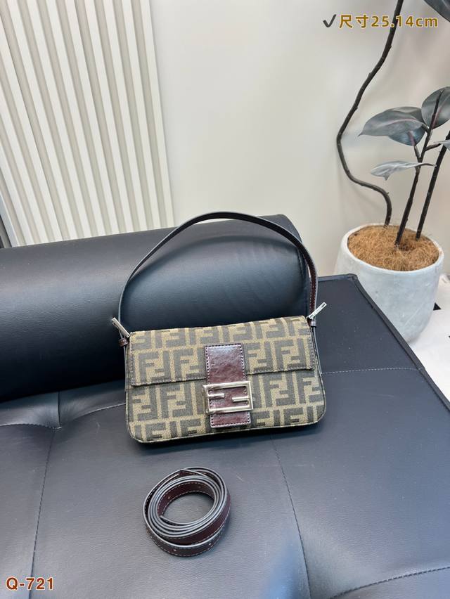 with folding box Fendi baguette really loves to wear handsome clothes. Neutral b