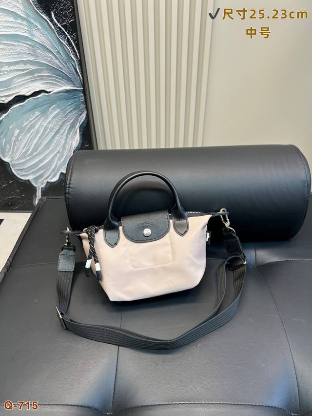 Longxiong dumpling bag, this color is so pretty The capacity is also very practi
