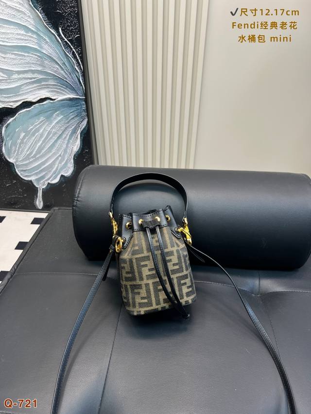 with gift box Fendi Mon Tresor small bucket bag With drawstring and Fend metal l