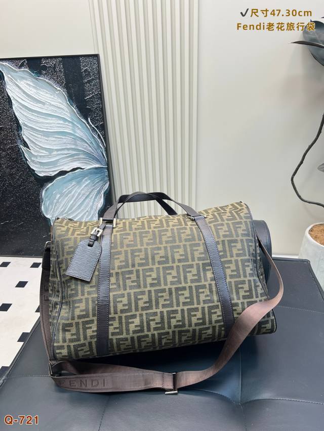 Fendi classic monogram travel bag This big shopping bag is so spacious This spac