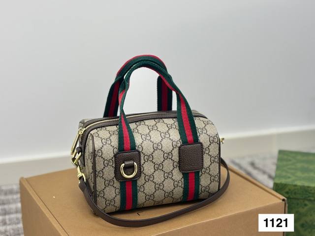 This year's must-have Gucci bag Gucci Ophidia Classic Mini Boston Bag uses the b