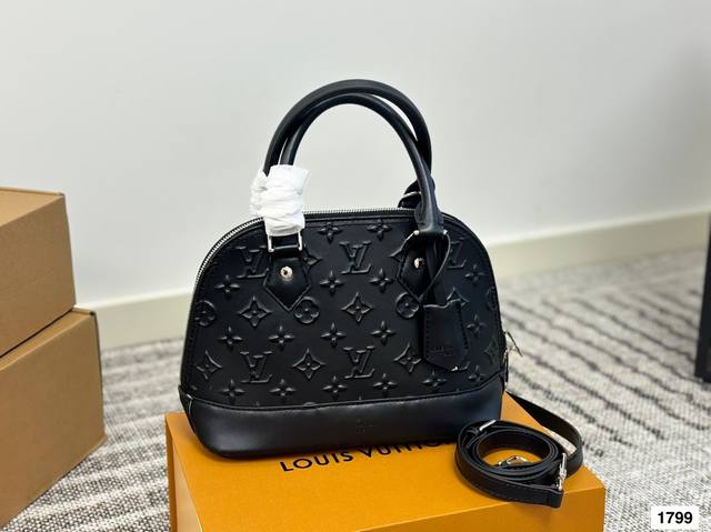 Gift Box Lv Shell Bag This versatile classic handbag is still very popular among