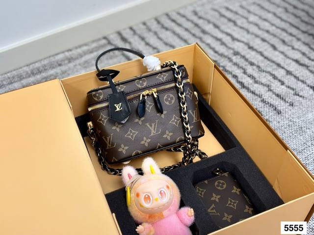 Pendant random M45165, Vanity cosmetics case A cosmetics case chain bag with a s