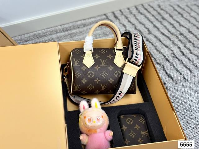 random pendant Lv Speedy20 pillow bag The new Speedy20 is a treasure size, becau