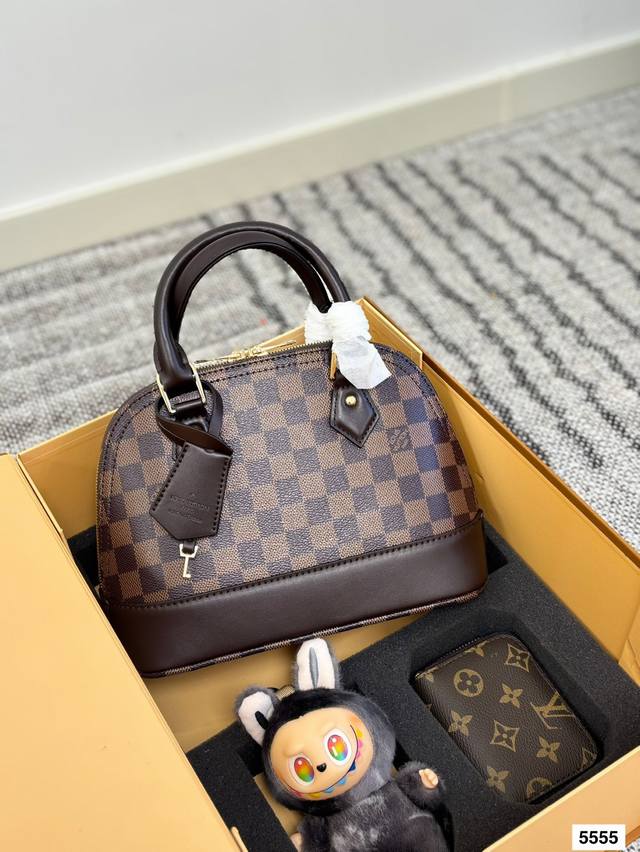 pendant comes with a folding box Lv shell bag new model, this shell bag is attra