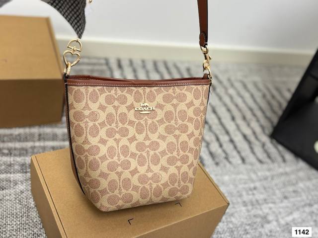 Coach shopping bag, needless to say, is a classic and evergreen model of Coach,