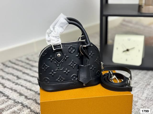 Lv shell bag new model, this shell bag is attractive at first sight, very unique