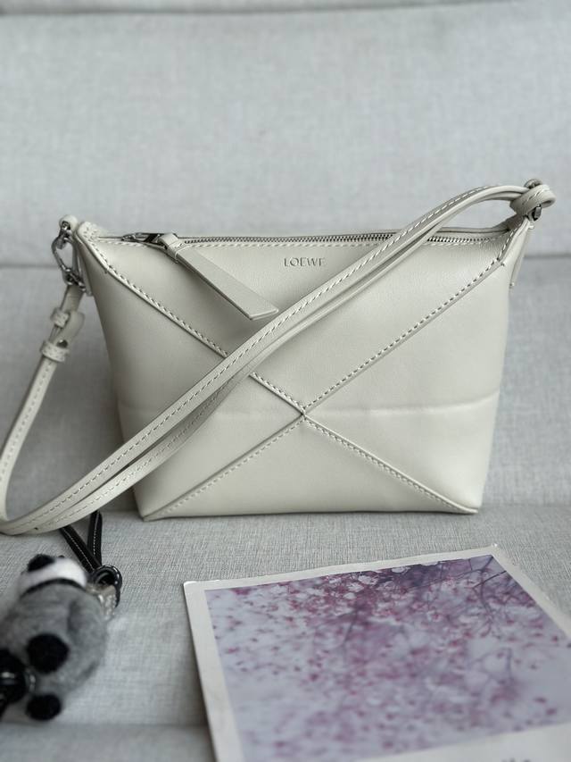 Original leather LwThe new Puzzle Fold Pouch handbag reinterprets the practical