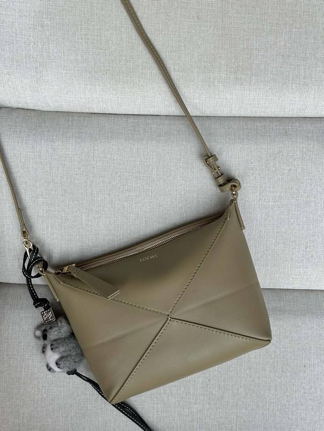 Original leather LwNew Clay Green Puzzle Fold Pouch handbag reinterprets the pra