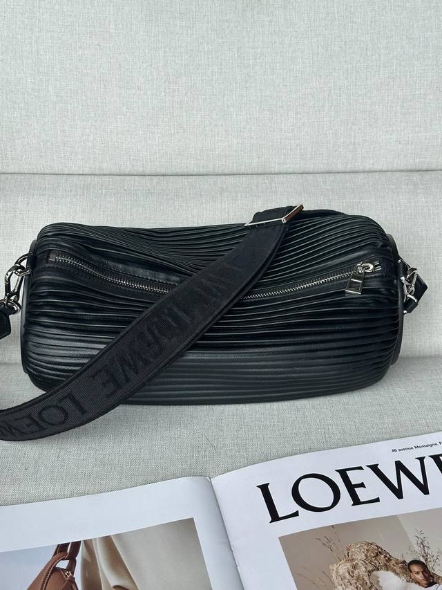 Original leatherLoewe Autumn and WinterLarge Pleated Nappa Leather Bracelet BagM