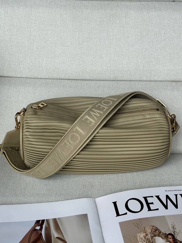 Original leatherLoewe Autumn and WinterLarge Pleated Nappa Leather Bracelet BagM