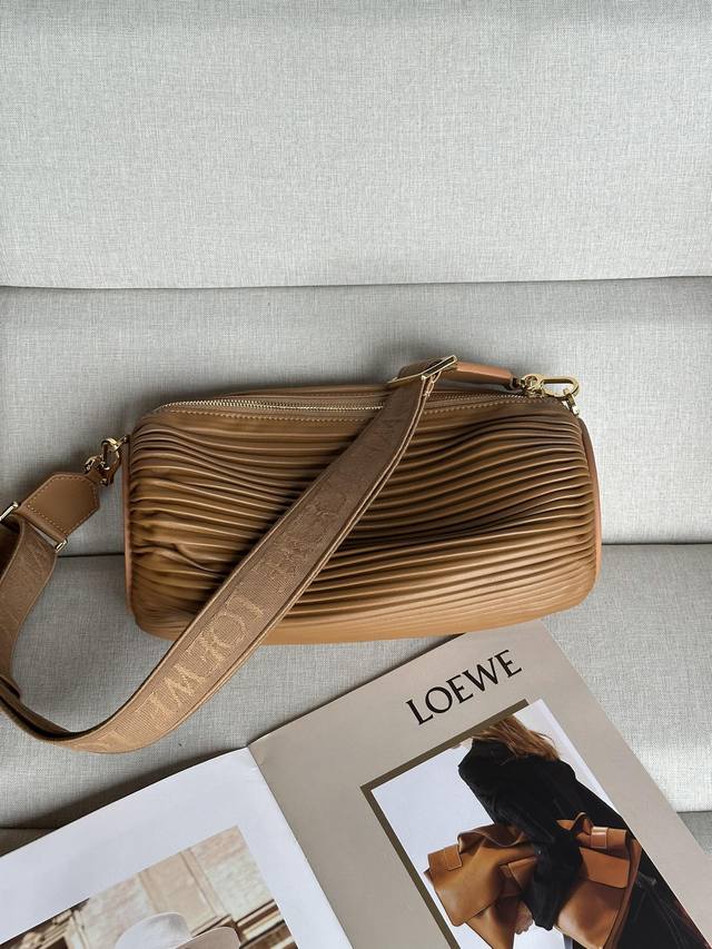 Original leatherLoewe Autumn and WinterLarge Pleated Nappa Leather Bracelet BagM