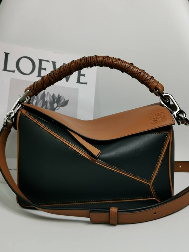 Original leather Puzzle woven hand strap is more distinctive and unforgettable.
