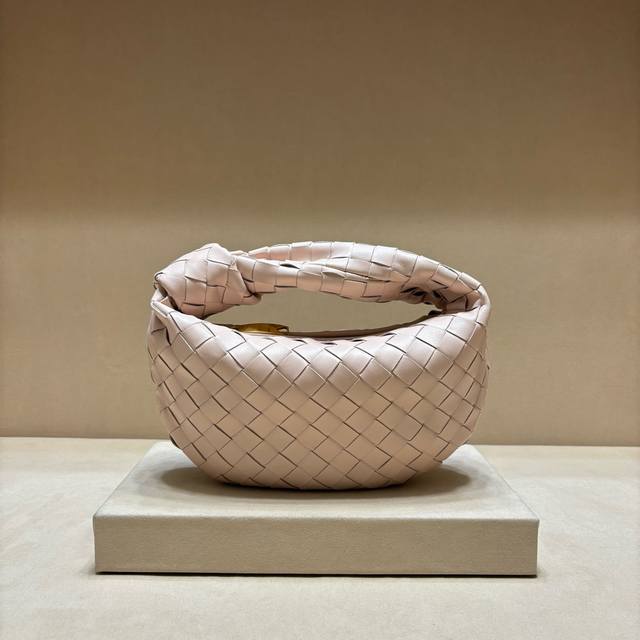 Genuine Model 80 New Braided Knot Hobo Original lambskin leather is very soft,