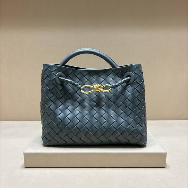 original leatherThe top spring and summer new models continue the brand's woven