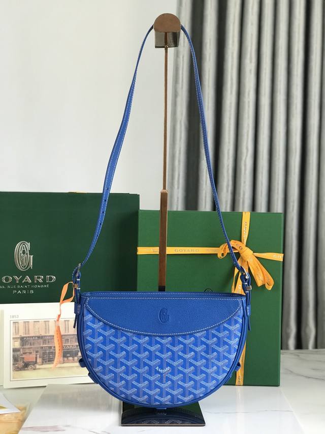 Genuine Simple outfits are never out of fashion, comfortable and casual! is pai