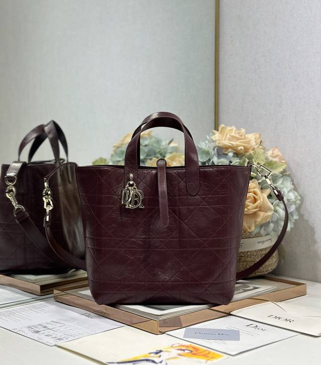 Authentic, high version #Medium Dior Toujours Vertical Handbag Pleated Burgundy